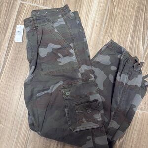 American Eagle Camo Cargos